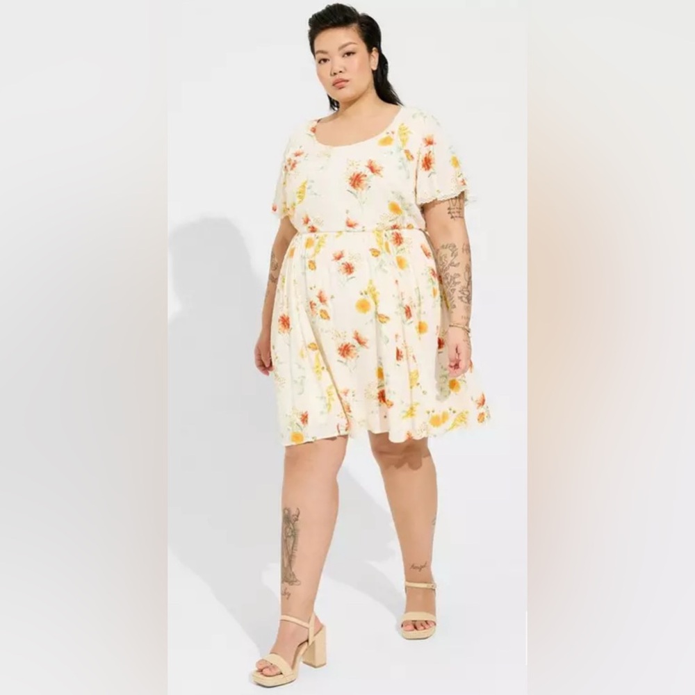 Torrid flowy floral sundress with lace detail. It has POCKETS! Size 3.